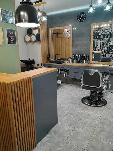 Studio fryzjerstwa męskiego Maximus Strzyżenie brody Fryzjer męski Tomasz Korczakowski